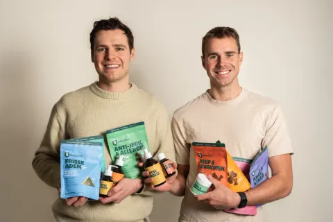 Bobiotics Gründer mit Produkten